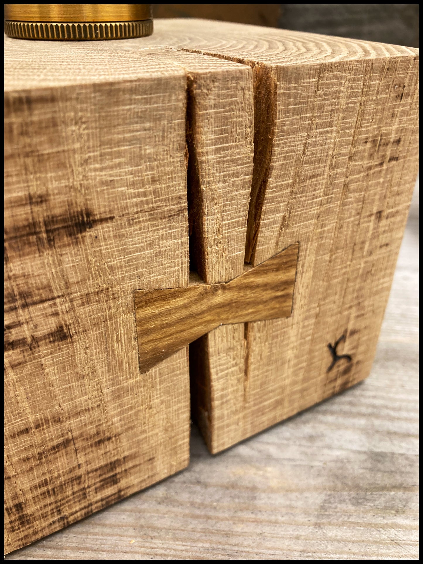 Détail des deux clés de cytise sur lampe en bois massif chêne, seconde vue