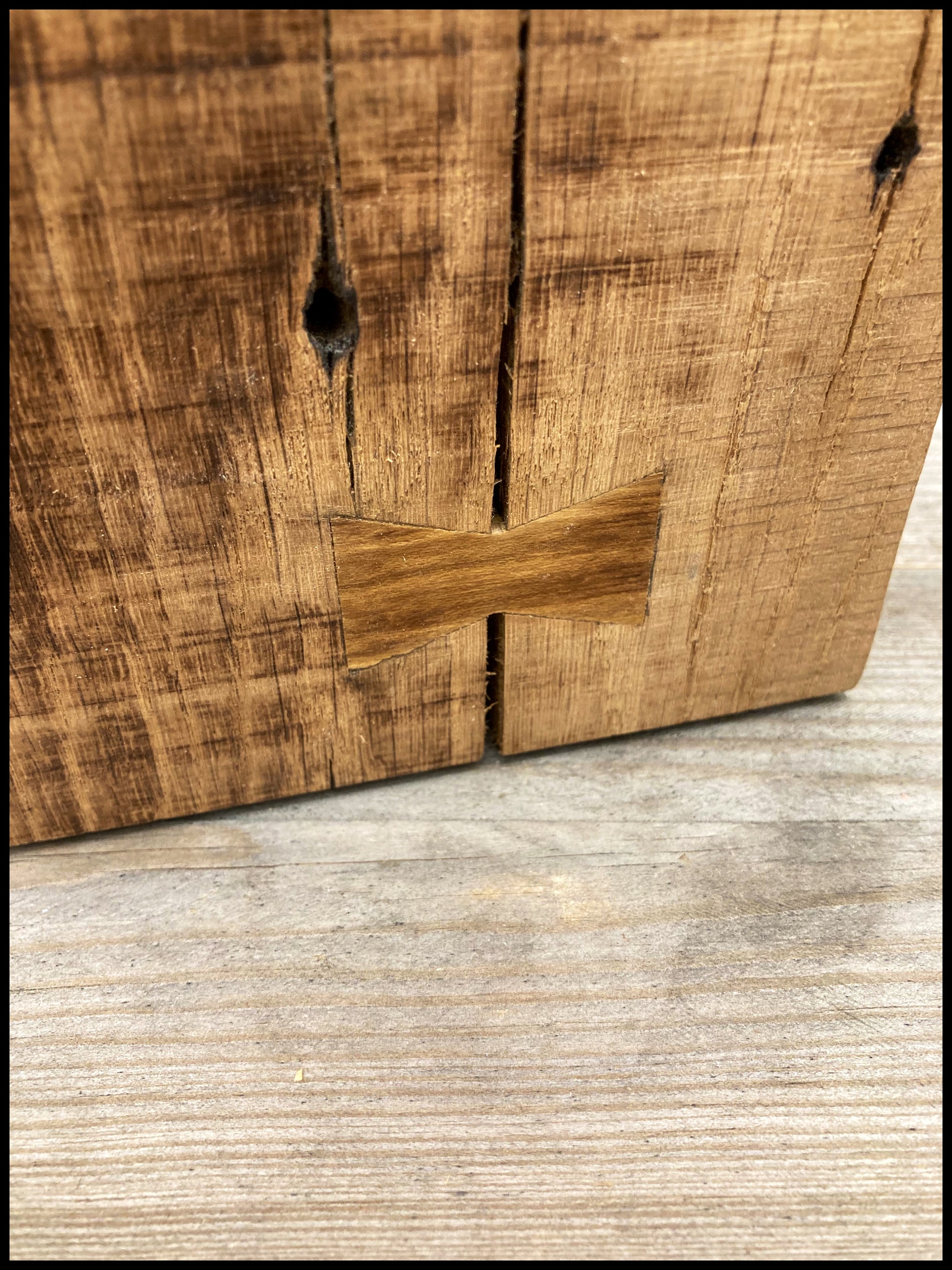 Détail des deux clés de cytise sur lampe en bois massif chêne