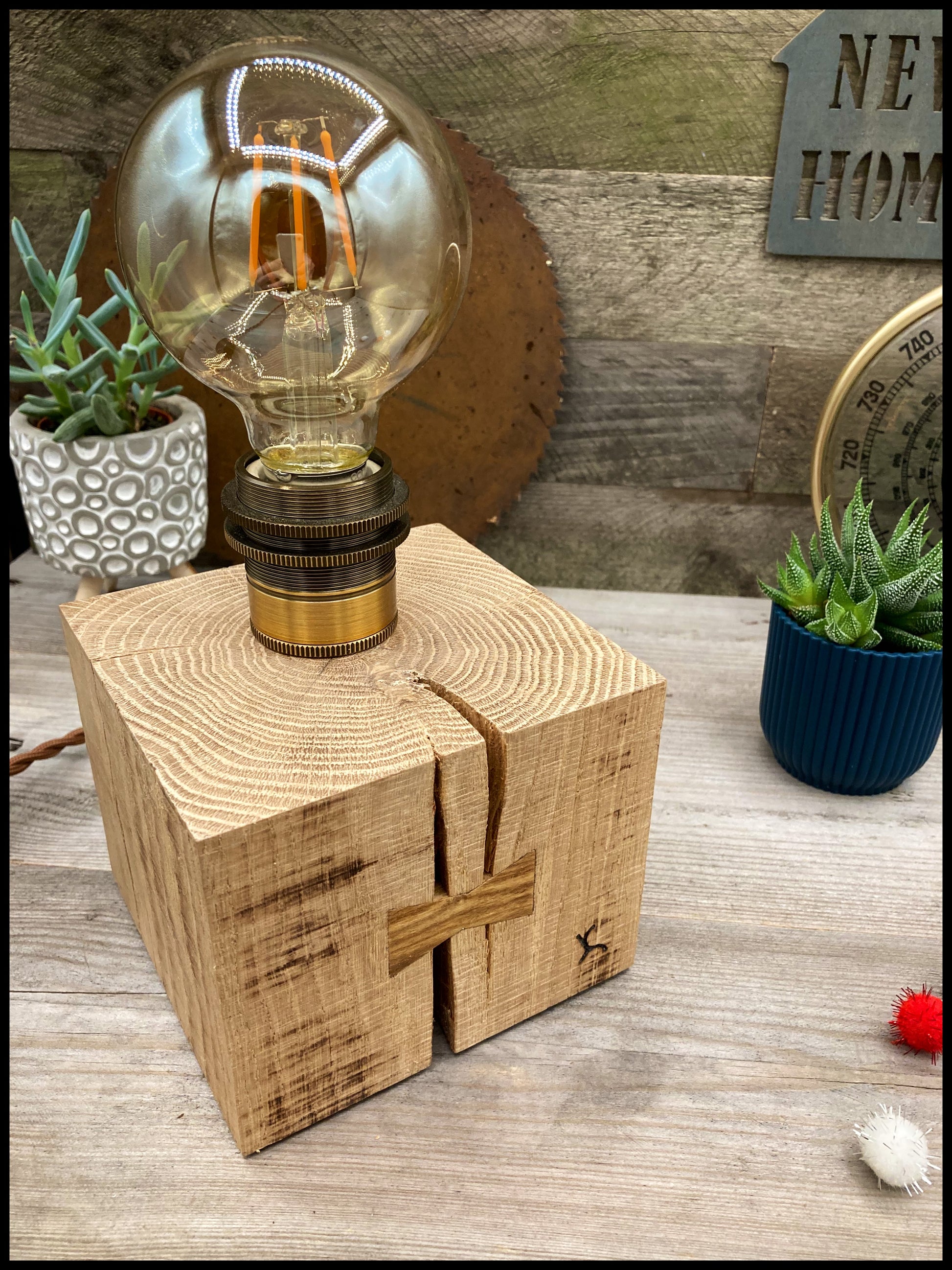 Lampe « Poutre Edison » en chêne massif avec deux clés de cytise, vue de la deuxième face