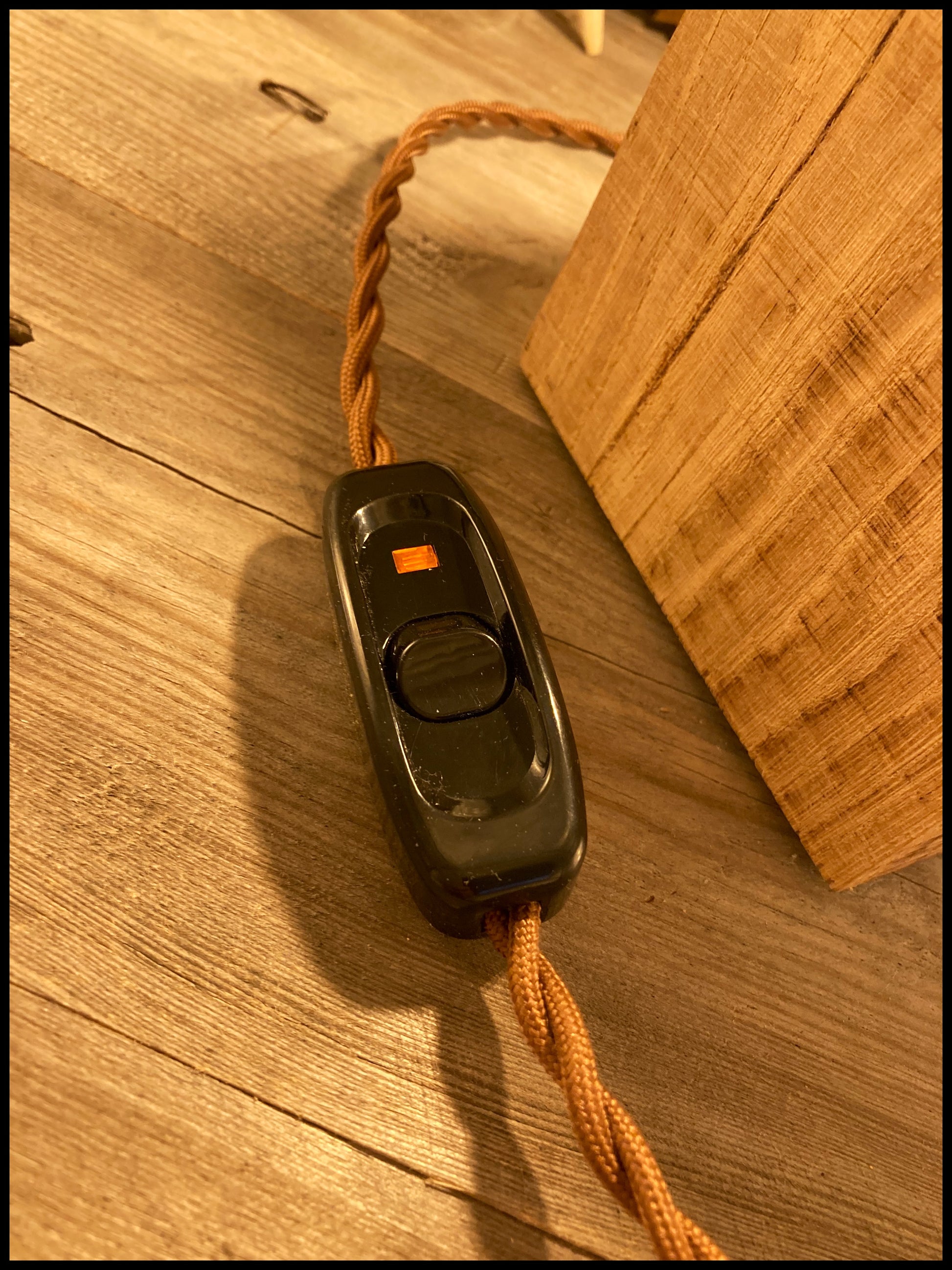 Lampe bois massif chêne avec câble tissu et interrupteur vintage