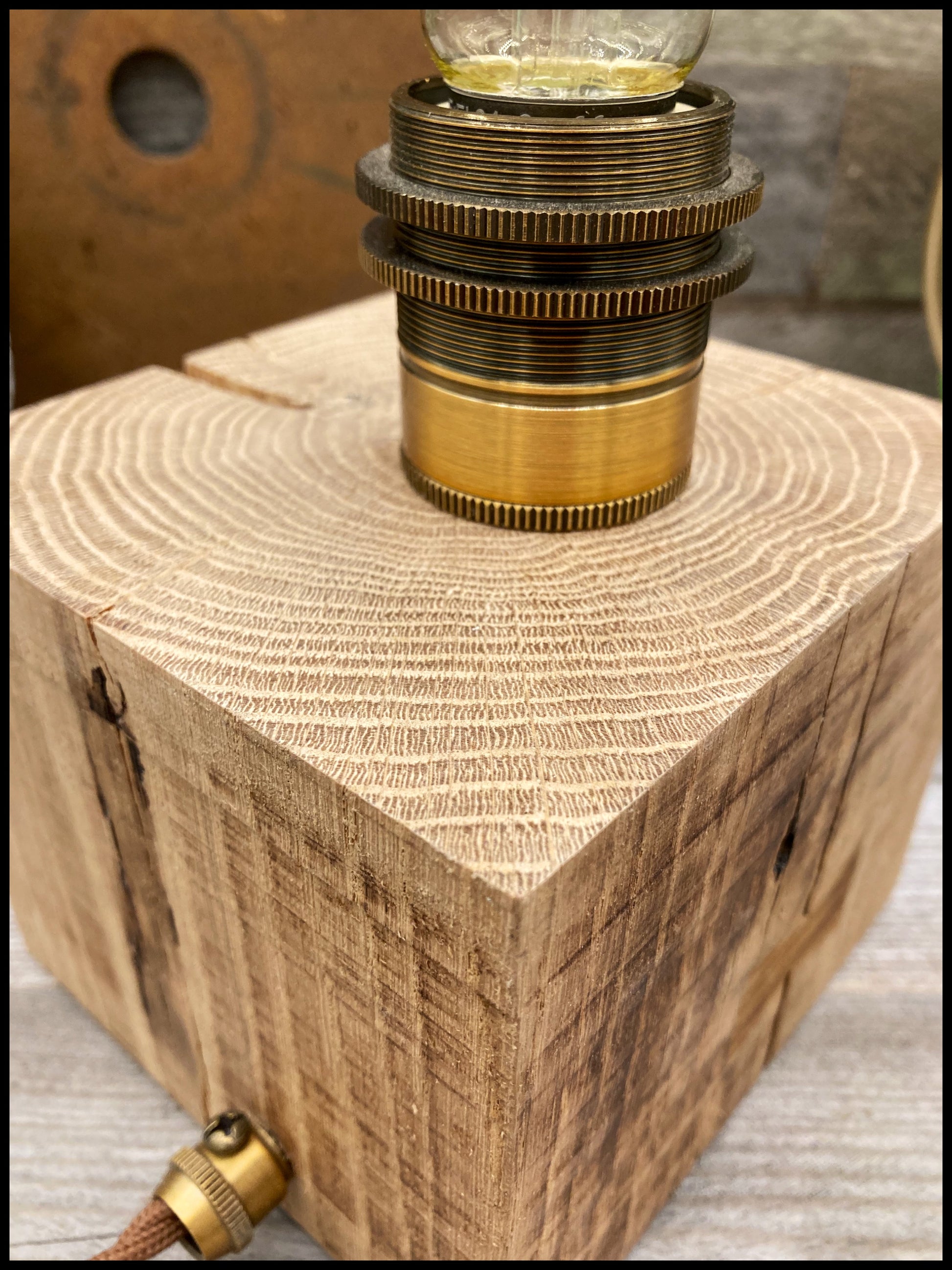 Lampe bois chêne massif et clé de cytise, vue d’angle