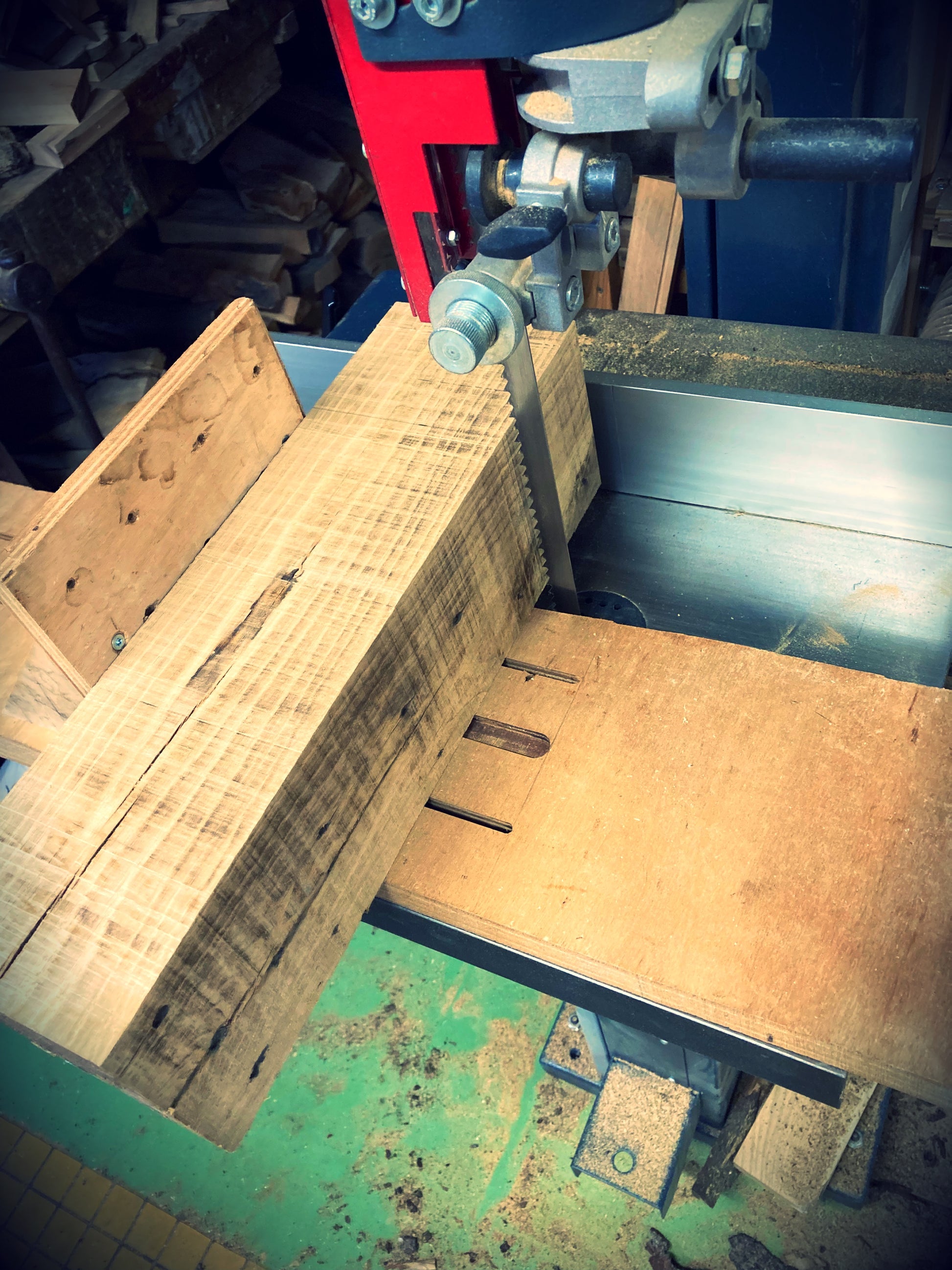 Étape de fabrication d’une lampe en bois massif de chêne avec clés de cytise, tronçonnage